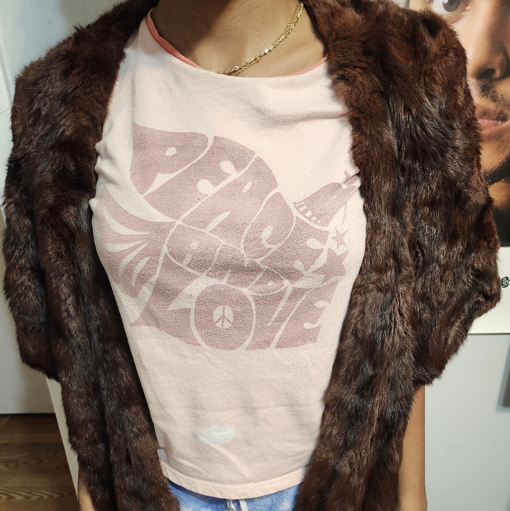 Pre-owned,  but very good condition women's fur shawl. - Picture 11 of 13